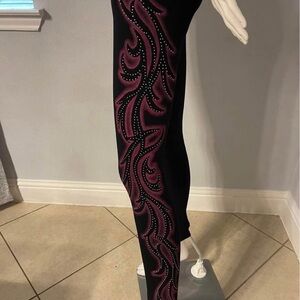New Women’s leggings size one size
New with tags
Stretchy 
design on sides